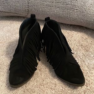 Coconuts by Matisse fringe ankle booties in black. Size 8
